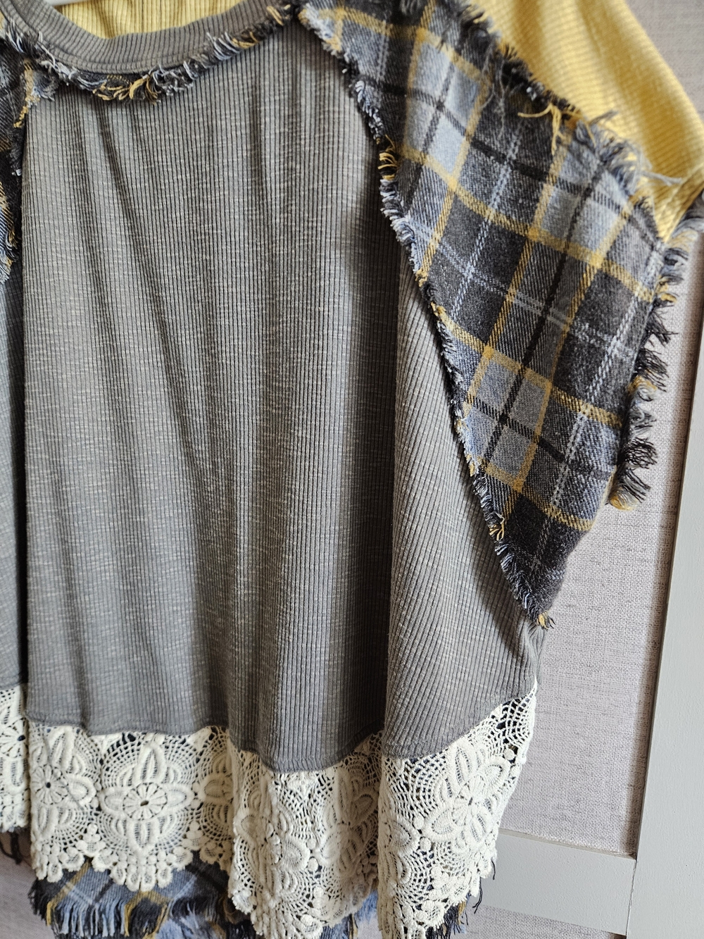 Oli & Hali Gray and Yellow Short Sleeve Mixed-Media Tee with Crochet Hem XL - Picture 4 of 6